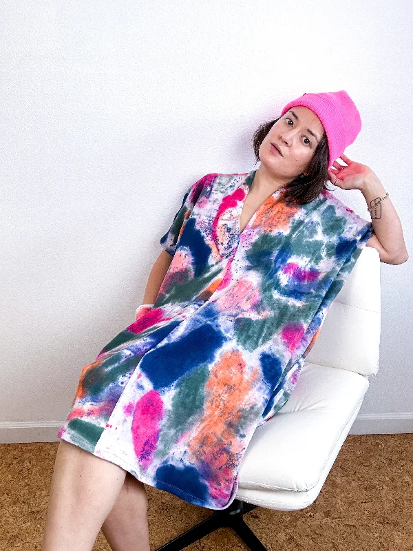 Oversized Hand-Dyed Sweatshirt Smock Dress Watercolor León Hoodie with Typography Text Message Oversized Hand-Dyed Sweatshirt Smock Dress Watercolor León Hoodie with Typography Text Message
